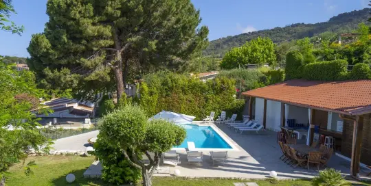 Privater Pool der Villa Anna in mediterranem Garten