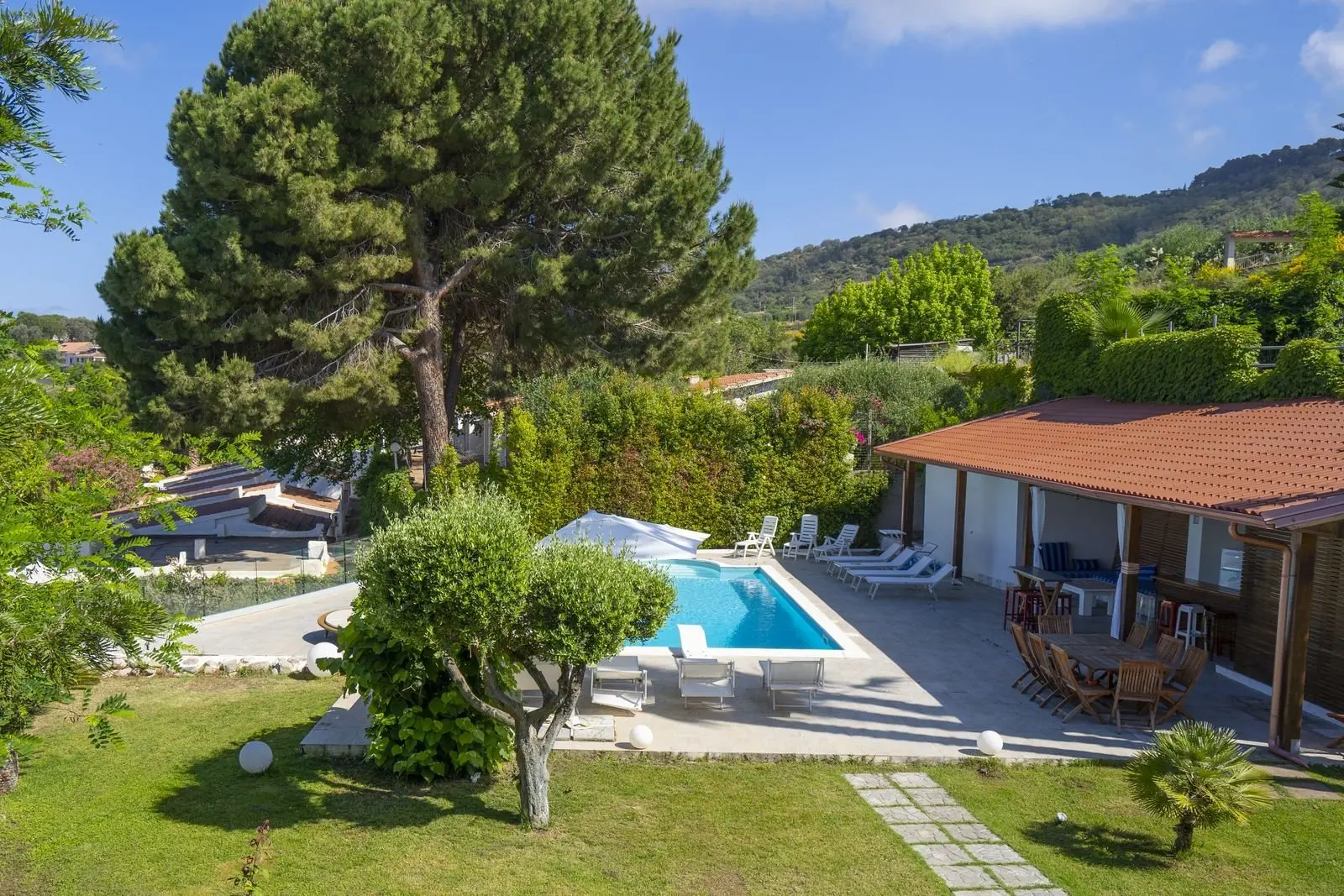 Privater Pool der Villa Anna in mediterranem Garten
