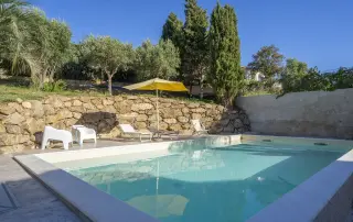 Poolbereich der Villa Laura mit Liegeplätzen
