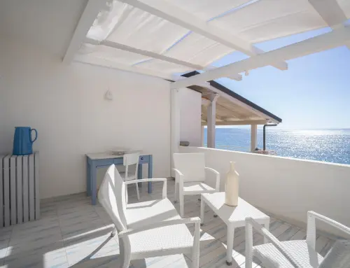 Terrazza sul mare – Moderne Strandwohnung am türkisblauen Meer